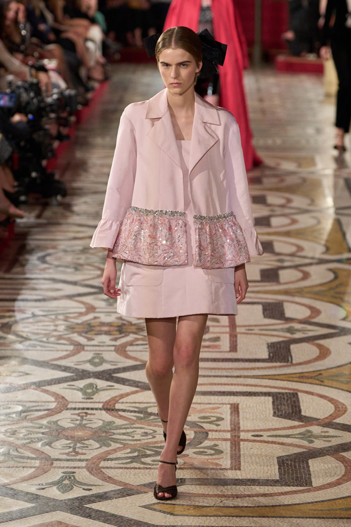 Prohlédněte si kolekci Chanel Haute Couture Fall-Winter 24-25...
Prohlédněte si kolekci Chanel Haute Couture Fall-Winter 24-25...
