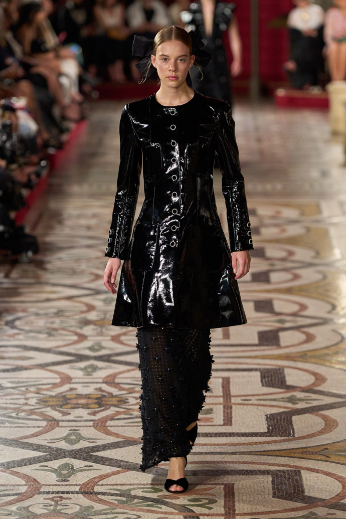 Prohlédněte si kolekci Chanel Haute Couture Fall-Winter 24-25...
Prohlédněte si kolekci Chanel Haute Couture Fall-Winter 24-25...
