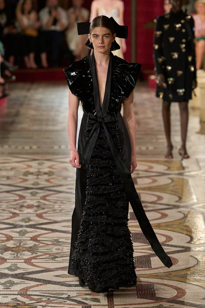 Prohlédněte si kolekci Chanel Haute Couture Fall-Winter 24-25...
Prohlédněte si kolekci Chanel Haute Couture Fall-Winter 24-25...