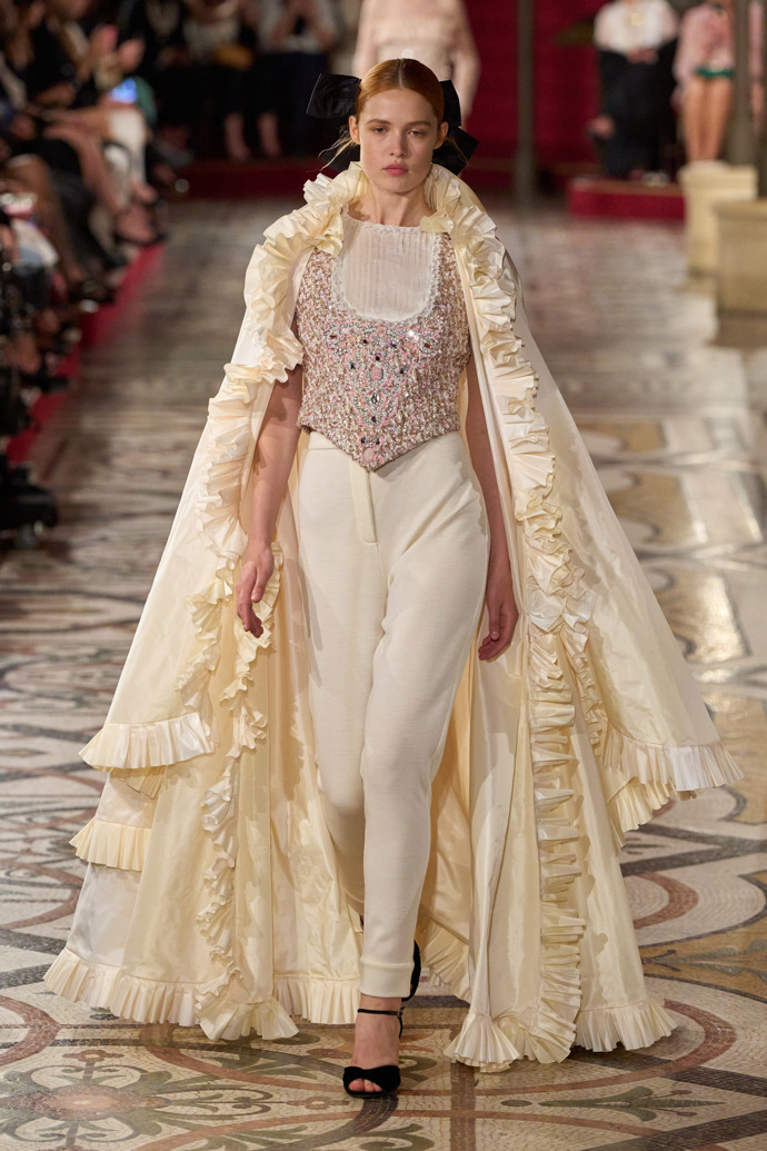 Prohlédněte si kolekci Chanel Haute Couture Fall-Winter 24-25...
Prohlédněte si kolekci Chanel Haute Couture Fall-Winter 24-25...