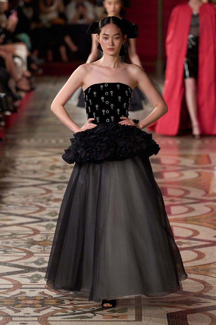 Prohlédněte si kolekci Chanel Haute Couture Fall-Winter 24-25...
Prohlédněte si kolekci Chanel Haute Couture Fall-Winter 24-25...