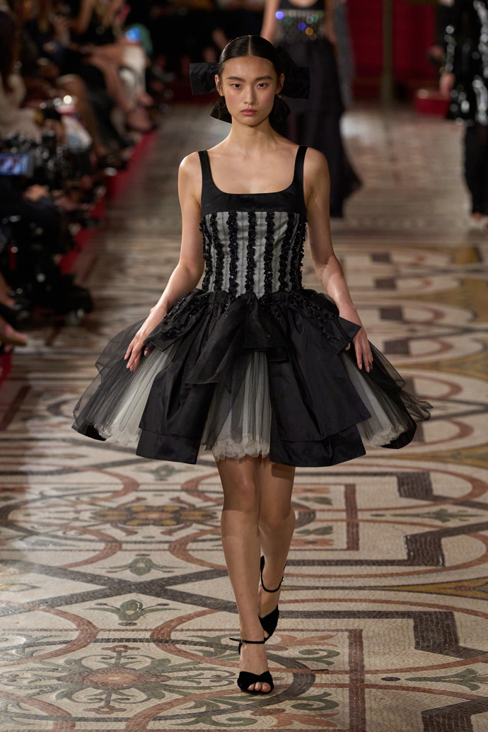 Prohlédněte si kolekci Chanel Haute Couture Fall-Winter 24-25...
Prohlédněte si kolekci Chanel Haute Couture Fall-Winter 24-25...