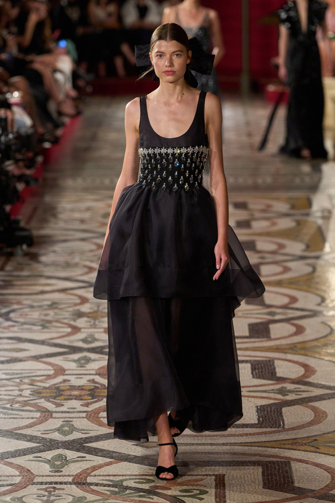 Prohlédněte si kolekci Chanel Haute Couture Fall-Winter 24-25...
Prohlédněte si kolekci Chanel Haute Couture Fall-Winter 24-25...