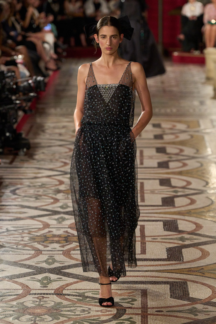 Prohlédněte si kolekci Chanel Haute Couture Fall-Winter 24-25...
Prohlédněte si kolekci Chanel Haute Couture Fall-Winter 24-25...