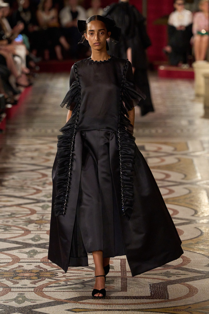 Prohlédněte si kolekci Chanel Haute Couture Fall-Winter 24-25...
Prohlédněte si kolekci Chanel Haute Couture Fall-Winter 24-25...