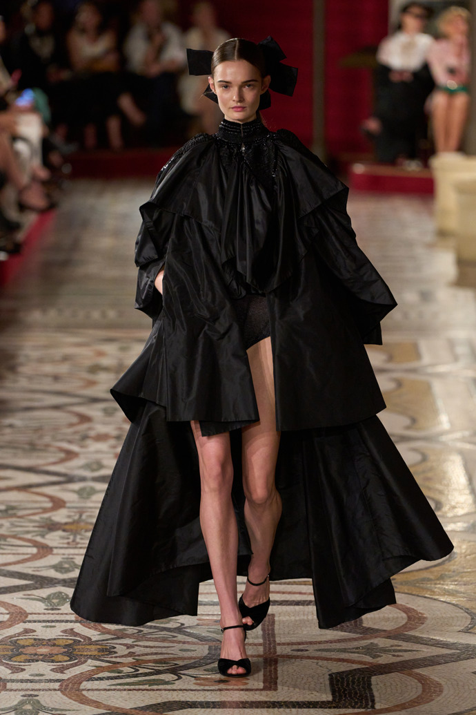Prohlédněte si kolekci Chanel Haute Couture Fall-Winter 24-25...
Prohlédněte si kolekci Chanel Haute Couture Fall-Winter 24-25...