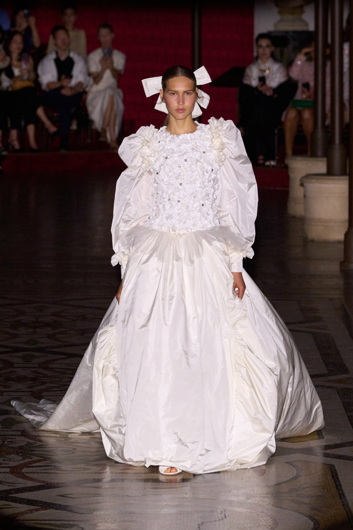 Prohlédněte si kolekci Chanel Haute Couture Fall-Winter 24-25...
Prohlédněte si kolekci Chanel Haute Couture Fall-Winter 24-25...