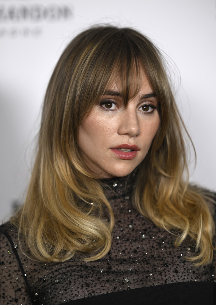  

Suki Waterhouse v kitty cut
