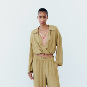  

Kalhoty se širkokým pasem a řasením a crop košile, Zara, 699 Kč a 599 Kč
