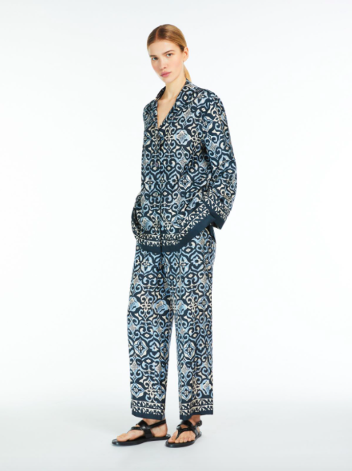  

Wide-fit printed silk trousers a Printed silk twill shirt, Max Mara, 9400 Kč a 12 500 Kč
