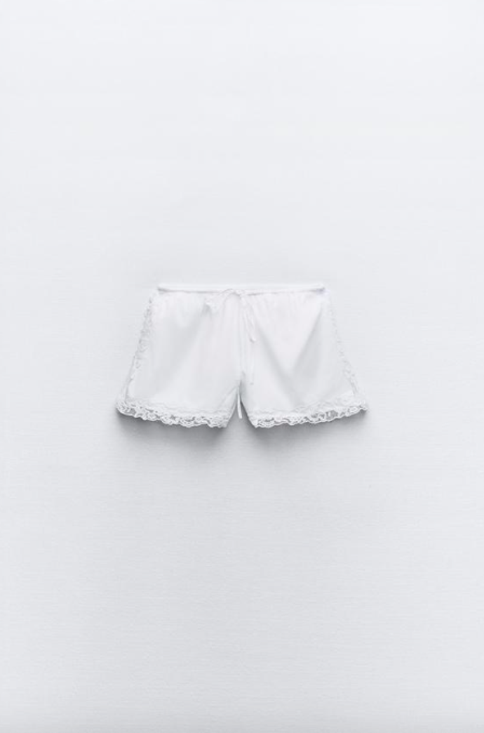  

Mini šortky s krajkou, Zara, 599 Kč
