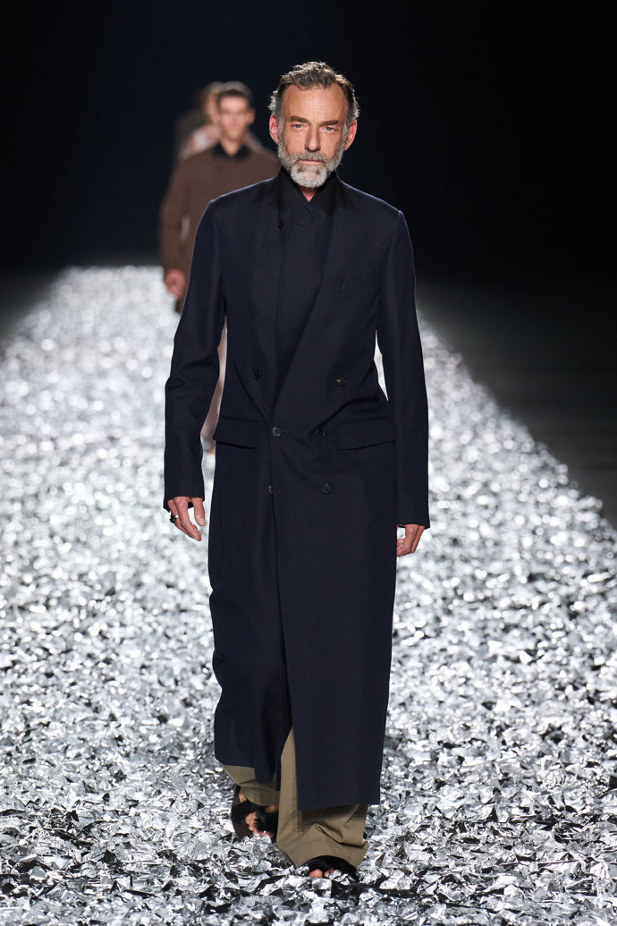 Prohlédněte si kolekci Dries Van Noten Menswear Spring Summer 2025...
Prohlédněte si kolekci Dries Van Noten Menswear Spring Summer 2025...