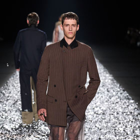 Prohlédněte si kolekci Dries Van Noten Menswear Spring Summer 2025...
Prohlédněte si kolekci Dries Van Noten Menswear Spring Summer 2025...