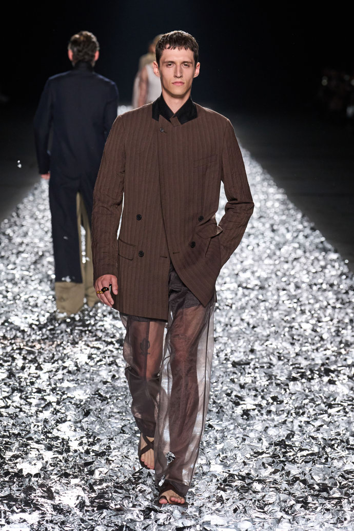 Prohlédněte si kolekci Dries Van Noten Menswear Spring Summer 2025...
Prohlédněte si kolekci Dries Van Noten Menswear Spring Summer 2025...
