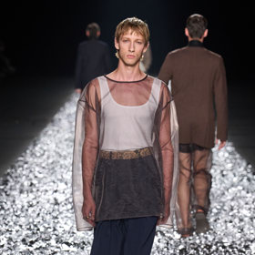 Prohlédněte si kolekci Dries Van Noten Menswear Spring Summer 2025...
Prohlédněte si kolekci Dries Van Noten Menswear Spring Summer 2025...