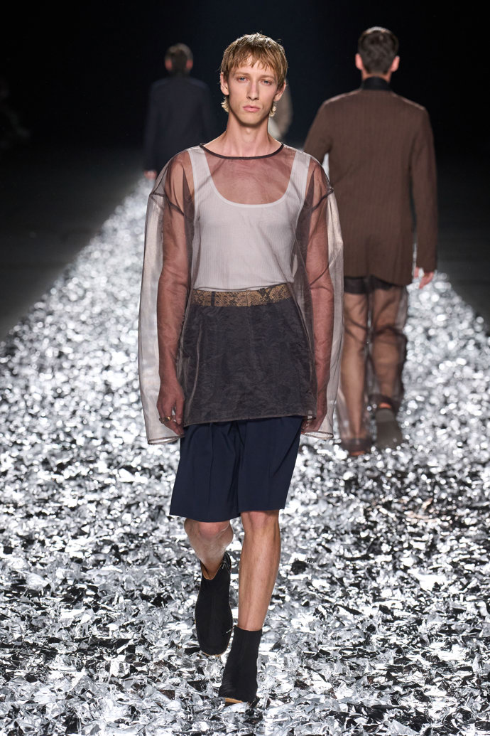 Prohlédněte si kolekci Dries Van Noten Menswear Spring Summer 2025...
Prohlédněte si kolekci Dries Van Noten Menswear Spring Summer 2025...