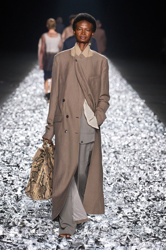Prohlédněte si kolekci Dries Van Noten Menswear Spring Summer 2025...
Prohlédněte si kolekci Dries Van Noten Menswear Spring Summer 2025...