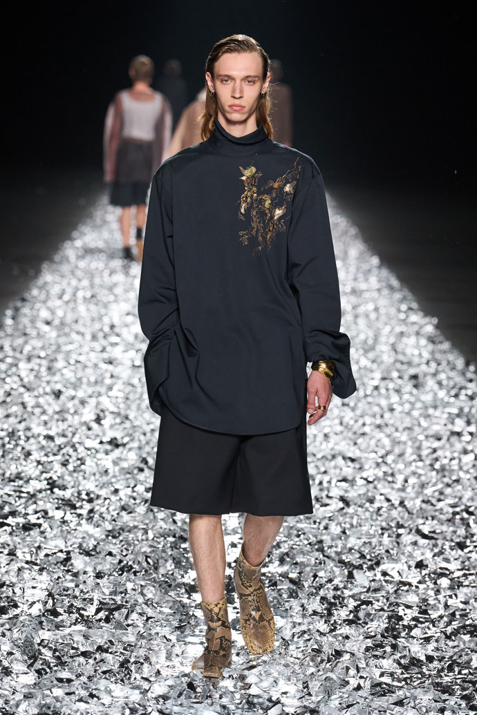 Prohlédněte si kolekci Dries Van Noten Menswear Spring Summer 2025...
Prohlédněte si kolekci Dries Van Noten Menswear Spring Summer 2025...