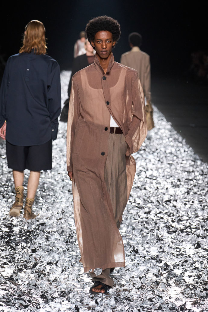 Prohlédněte si kolekci Dries Van Noten Menswear Spring Summer 2025...
Prohlédněte si kolekci Dries Van Noten Menswear Spring Summer 2025...
