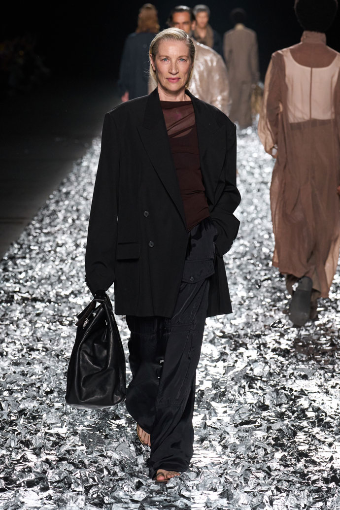 Prohlédněte si kolekci Dries Van Noten Menswear Spring Summer 2025...
Prohlédněte si kolekci Dries Van Noten Menswear Spring Summer 2025...