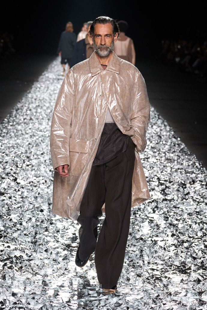 Prohlédněte si kolekci Dries Van Noten Menswear Spring Summer 2025...
Prohlédněte si kolekci Dries Van Noten Menswear Spring Summer 2025...