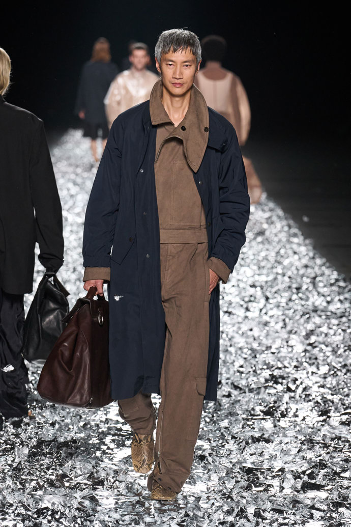 Prohlédněte si kolekci Dries Van Noten Menswear Spring Summer 2025...
Prohlédněte si kolekci Dries Van Noten Menswear Spring Summer 2025...