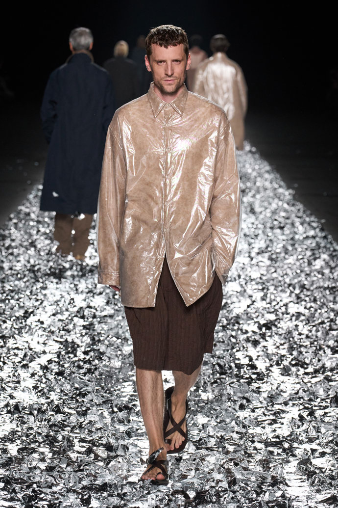 Prohlédněte si kolekci Dries Van Noten Menswear Spring Summer 2025...
Prohlédněte si kolekci Dries Van Noten Menswear Spring Summer 2025...