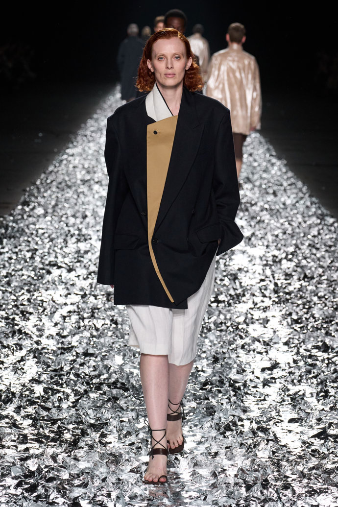 Prohlédněte si kolekci Dries Van Noten Menswear Spring Summer 2025...
Prohlédněte si kolekci Dries Van Noten Menswear Spring Summer 2025...