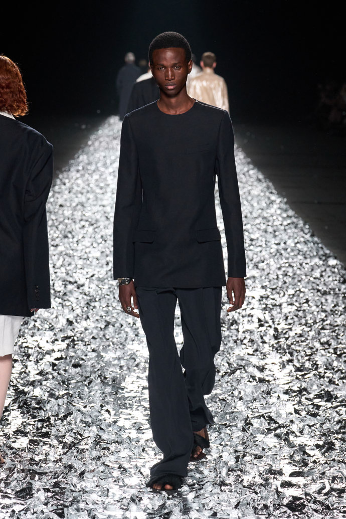 Prohlédněte si kolekci Dries Van Noten Menswear Spring Summer 2025...
Prohlédněte si kolekci Dries Van Noten Menswear Spring Summer 2025...