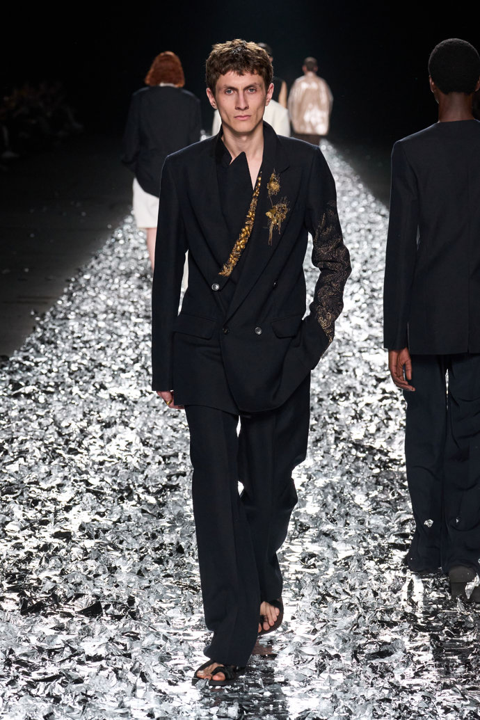 Prohlédněte si kolekci Dries Van Noten Menswear Spring Summer 2025...
Prohlédněte si kolekci Dries Van Noten Menswear Spring Summer 2025...