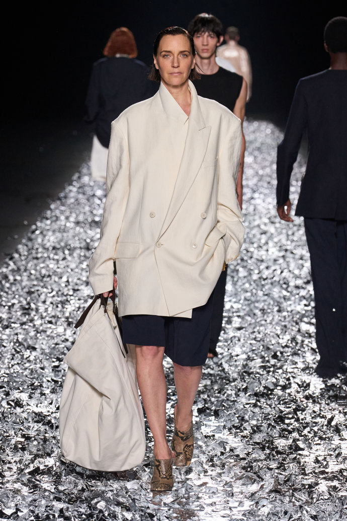 Prohlédněte si kolekci Dries Van Noten Menswear Spring Summer 2025...
Prohlédněte si kolekci Dries Van Noten Menswear Spring Summer 2025...