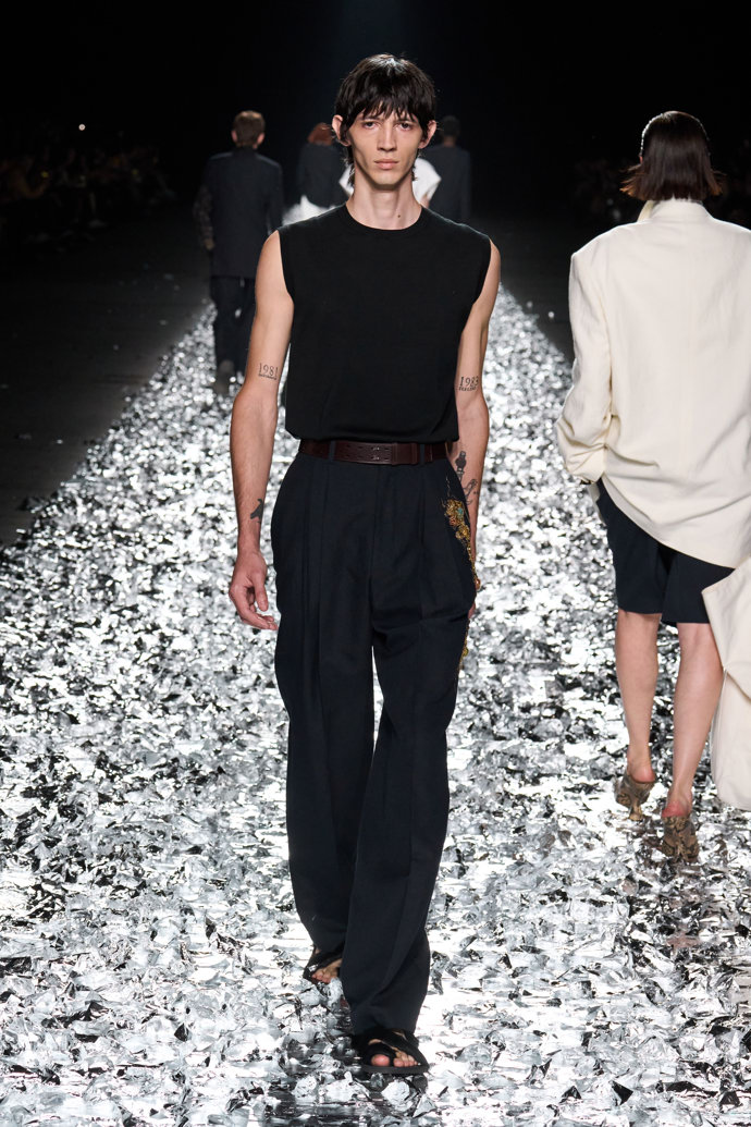 Prohlédněte si kolekci Dries Van Noten Menswear Spring Summer 2025...
Prohlédněte si kolekci Dries Van Noten Menswear Spring Summer 2025...