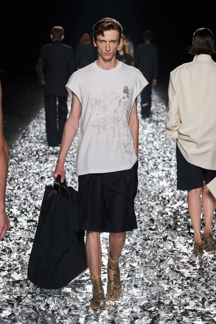 Prohlédněte si kolekci Dries Van Noten Menswear Spring Summer 2025...
Prohlédněte si kolekci Dries Van Noten Menswear Spring Summer 2025...