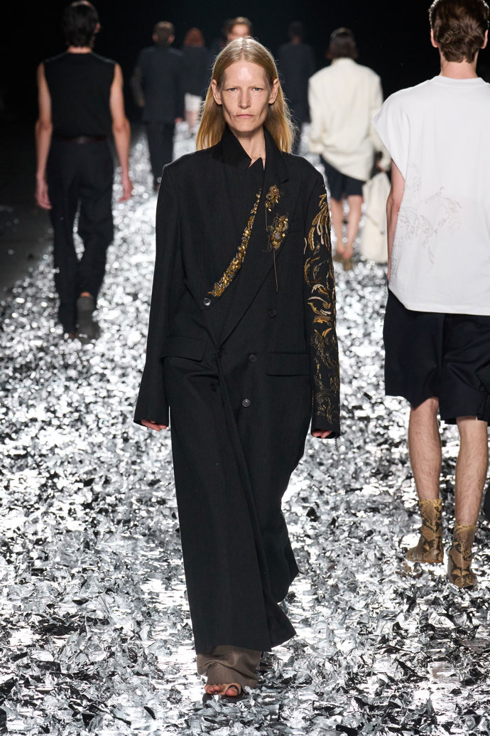 Prohlédněte si kolekci Dries Van Noten Menswear Spring Summer 2025...
Prohlédněte si kolekci Dries Van Noten Menswear Spring Summer 2025...