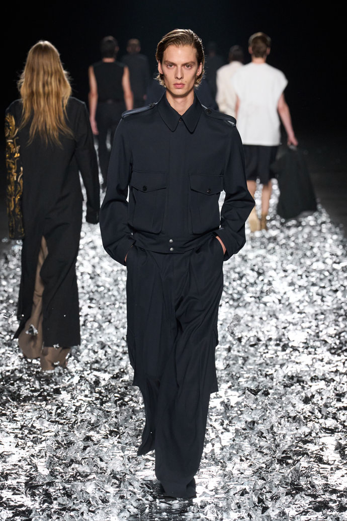 Prohlédněte si kolekci Dries Van Noten Menswear Spring Summer 2025...
Prohlédněte si kolekci Dries Van Noten Menswear Spring Summer 2025...