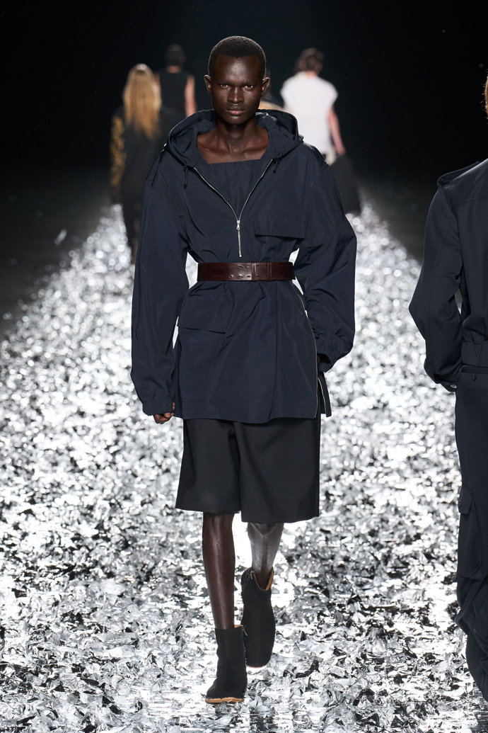 Prohlédněte si kolekci Dries Van Noten Menswear Spring Summer 2025...
Prohlédněte si kolekci Dries Van Noten Menswear Spring Summer 2025...