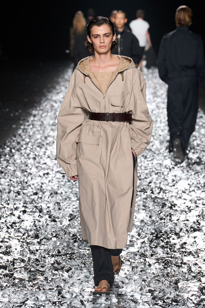 Prohlédněte si kolekci Dries Van Noten Menswear Spring Summer 2025...
Prohlédněte si kolekci Dries Van Noten Menswear Spring Summer 2025...