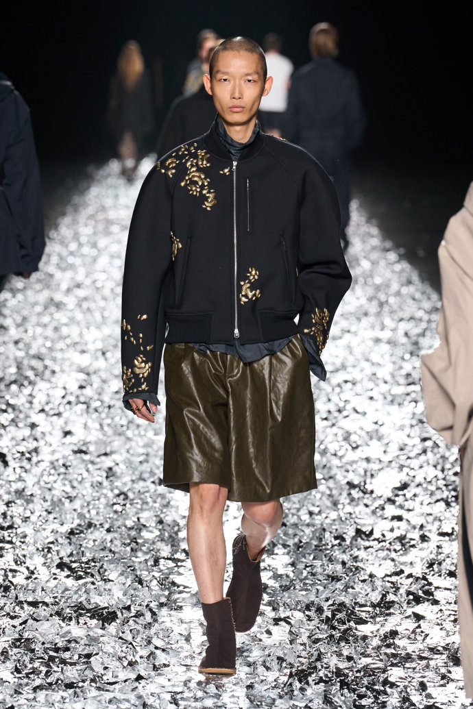 Prohlédněte si kolekci Dries Van Noten Menswear Spring Summer 2025...
Prohlédněte si kolekci Dries Van Noten Menswear Spring Summer 2025...