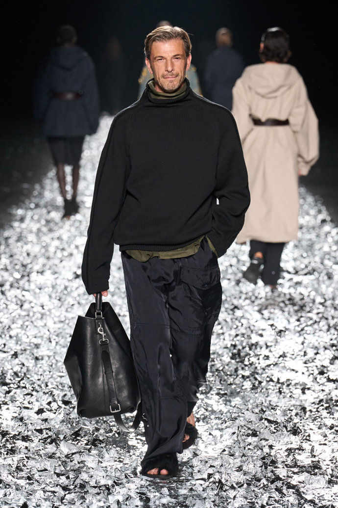 Prohlédněte si kolekci Dries Van Noten Menswear Spring Summer 2025...
Prohlédněte si kolekci Dries Van Noten Menswear Spring Summer 2025...