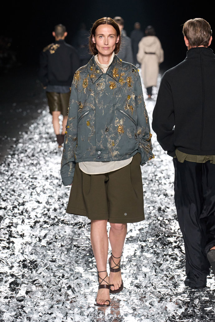 Prohlédněte si kolekci Dries Van Noten Menswear Spring Summer 2025...
Prohlédněte si kolekci Dries Van Noten Menswear Spring Summer 2025...