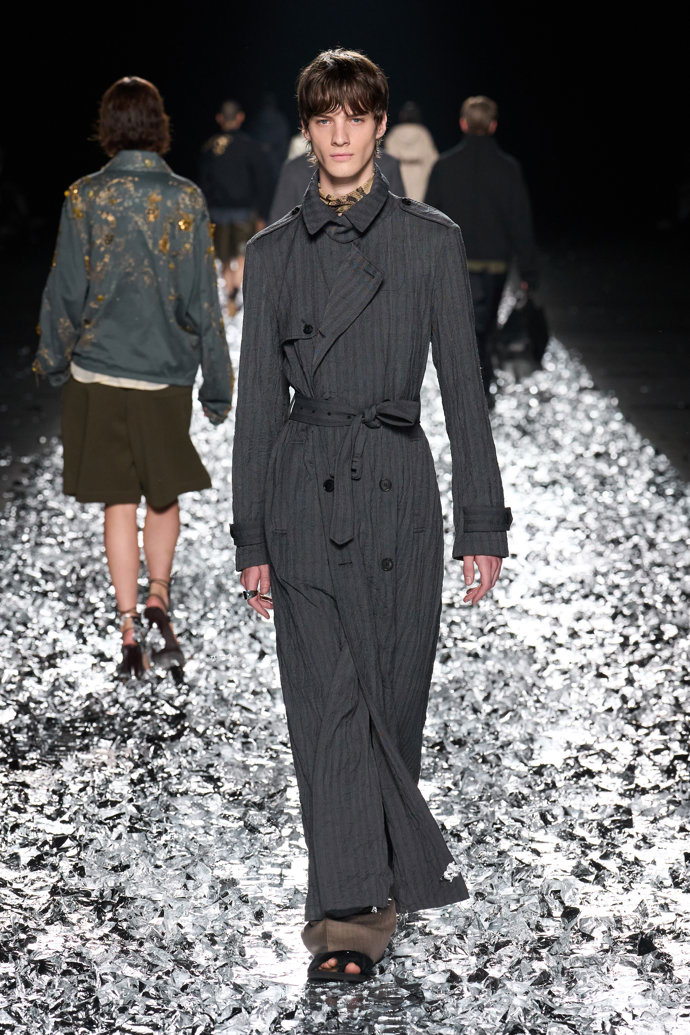 Prohlédněte si kolekci Dries Van Noten Menswear Spring Summer 2025...
Prohlédněte si kolekci Dries Van Noten Menswear Spring Summer 2025...