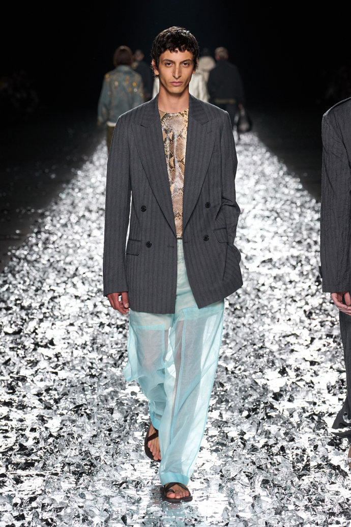 Prohlédněte si kolekci Dries Van Noten Menswear Spring Summer 2025...
Prohlédněte si kolekci Dries Van Noten Menswear Spring Summer 2025...