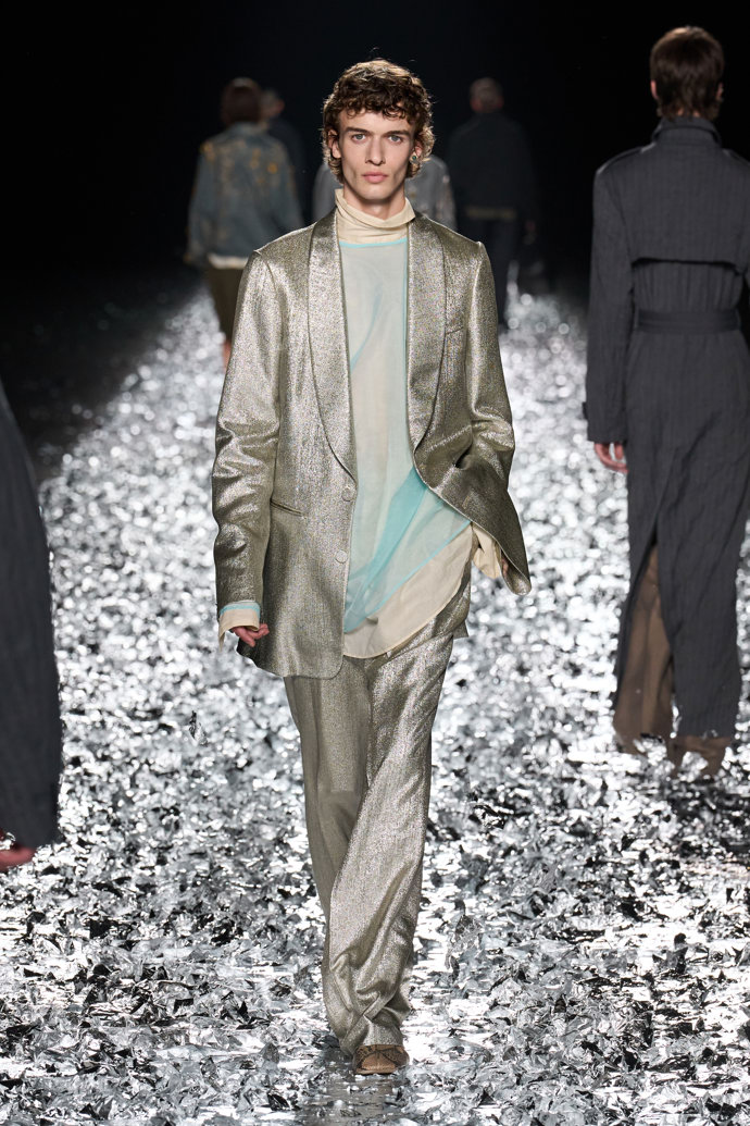 Prohlédněte si kolekci Dries Van Noten Menswear Spring Summer 2025...
Prohlédněte si kolekci Dries Van Noten Menswear Spring Summer 2025...