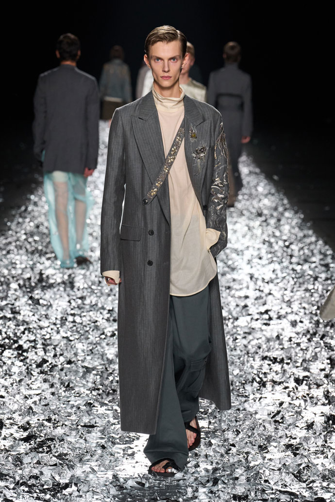 Prohlédněte si kolekci Dries Van Noten Menswear Spring Summer 2025...
Prohlédněte si kolekci Dries Van Noten Menswear Spring Summer 2025...