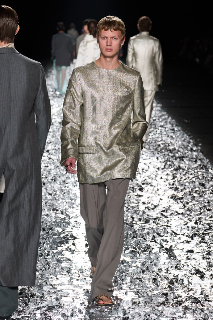 Prohlédněte si kolekci Dries Van Noten Menswear Spring Summer 2025...
Prohlédněte si kolekci Dries Van Noten Menswear Spring Summer 2025...
