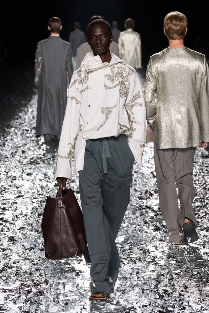 Prohlédněte si kolekci Dries Van Noten Menswear Spring Summer 2025...
Prohlédněte si kolekci Dries Van Noten Menswear Spring Summer 2025...