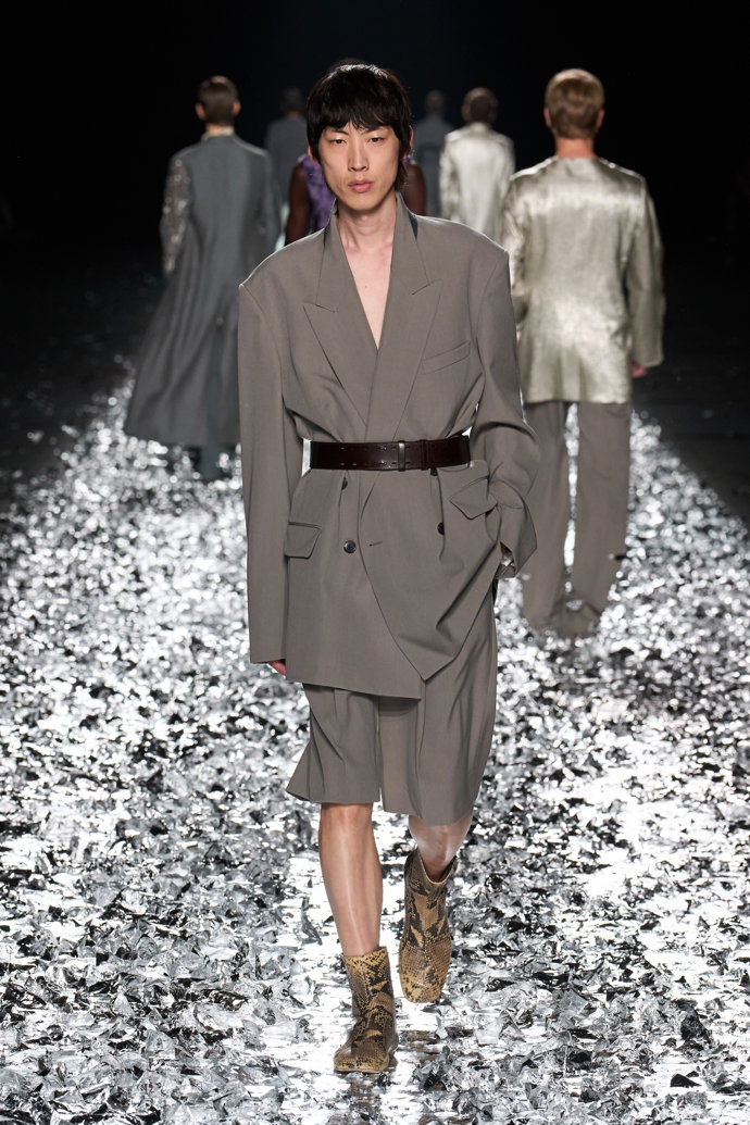 Prohlédněte si kolekci Dries Van Noten Menswear Spring Summer 2025...
Prohlédněte si kolekci Dries Van Noten Menswear Spring Summer 2025...