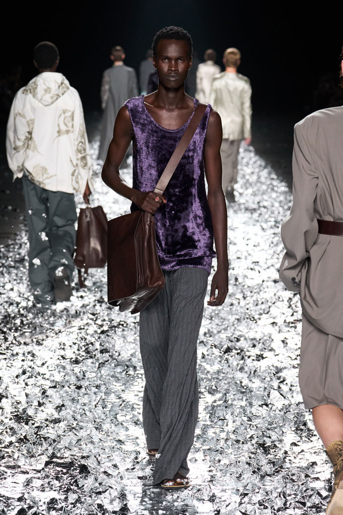 Prohlédněte si kolekci Dries Van Noten Menswear Spring Summer 2025...
Prohlédněte si kolekci Dries Van Noten Menswear Spring Summer 2025...