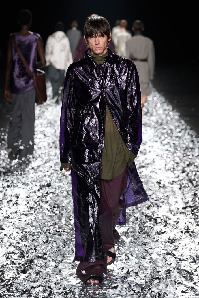Prohlédněte si kolekci Dries Van Noten Menswear Spring Summer 2025...
Prohlédněte si kolekci Dries Van Noten Menswear Spring Summer 2025...