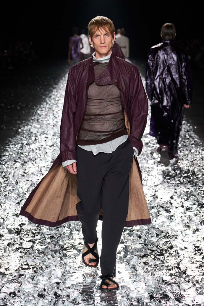Prohlédněte si kolekci Dries Van Noten Menswear Spring Summer 2025...
Prohlédněte si kolekci Dries Van Noten Menswear Spring Summer 2025...